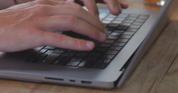 Close Hackerangriff Auf Die Tastatur Mann Sitzt Innenräumen Café Oder — Stockvideo