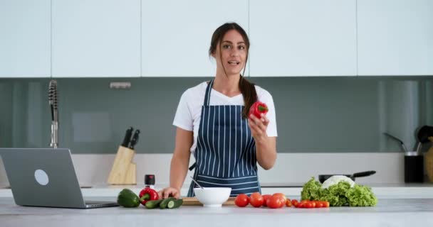 Piękna Młoda Kobieta Gotowania Lekcji Wegetariańskim Posiłku Przytulnej Kuchni Kobieta — Wideo stockowe