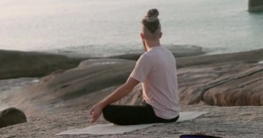 Bilinç gelişimi kavramı, kafasında sakallı tapınaklar olan genç bir adam taşın üzerine oturur. Açık havada genç bir adamın bilinç gelişiminde bilinç gelişimi ve arkadan insan görüşünün rahatlaması..