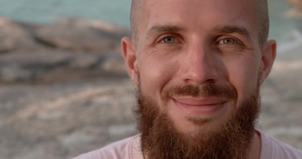 Прямой Вид Портрет Бородатого Молодого Человека Зелеными Глазами Концепция Эмоционального — стоковое видео
