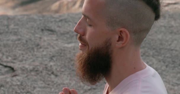 Zbliżenie Portret Młodego Człowieka Autentycznej Koncepcji Wyglądu Równowagi Duchowej Facet — Wideo stockowe