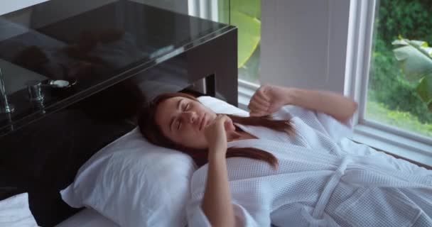 Самка Після Пробудження Лежачи Ліжку Роблячи Ранок Розтягуючи Самицю Халаті — стокове відео