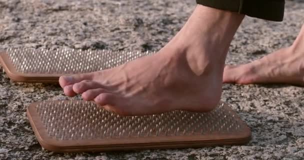 Yogi Erkeğinin Çıplak Ayakları Sadhu Tahtalarında Durmaya Hazırlanıyor Keskin Vücut — Stok video
