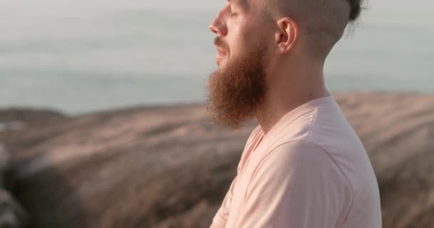 Primo Piano Ritratto Uomo Illuminato Con Barba All Alba Uomo — Video Stock
