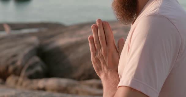 Retrato Bênção Mão Homem Com Barba Alvorecer Iluminado Homem Sentado — Vídeo de Stock