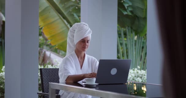 Mulher Conceito Equilíbrio Vida Trabalho Senta Terraço Cedo Abre Laptop — Vídeo de Stock