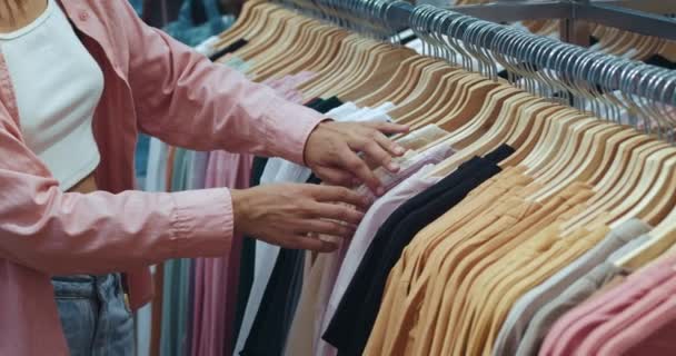 Close Van Vrouwelijke Handen Hangers Met Kleding Klant Kiezen Outfit — Stockvideo
