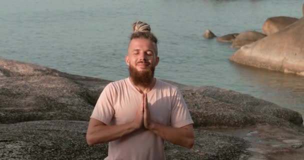 Homme Divin Ans Méditant Sur Les Rochers Pendant Les Vacances — Video