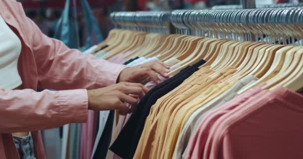Großaufnahme Von Weiblichen Händen Gezupft Kleiderbügel Auswahl Kleiderladen Eine Unkenntliche — Stockvideo