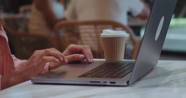 Online Çalışma Konsepti Kadın Elleri Dizüstü Bilgisayarda Mesaj Atıyor Müşteriye — Stok video