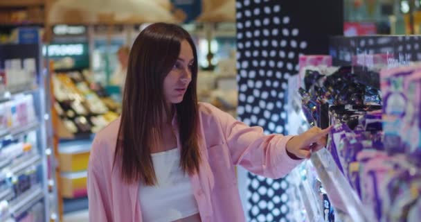 Mladá Žena Úžasu Ukazuje Emoce Vypadající Drahé Zboží Oddělení Supermarketů — Stock video