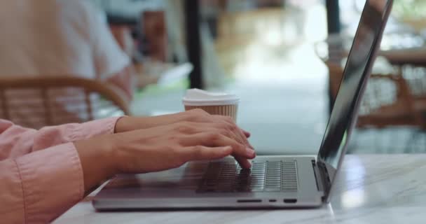 Närbild Frilansare Utvecklare Kvinnliga Händer Skriva Programkod Laptop Tangentbord Coworking — Stockvideo