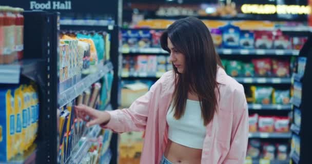 Kruidenier Shopping Woman Winkelen Supermarkt Wandelen Door Het Voedsel Sectie — Stockvideo