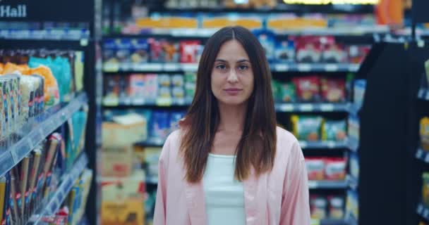 Werken Een Supermarkt Portret Van Een Jonge Vrouw Van Jaar — Stockvideo