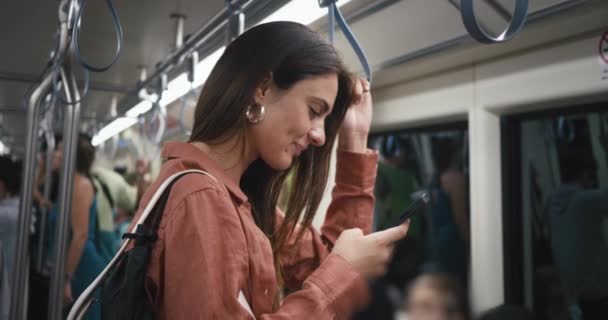 Mobilkommunikation Sidovy Kvinna Använder Sin Smartphone Skriva Meddelande Telefon För — Stockvideo