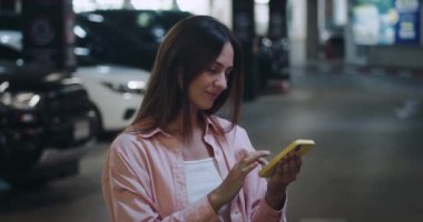 Eğitim kaynaklarına çevrimiçi öğrenim veya kurslarda erişmek için akıllı telefonları kullanmak kadınların bilgi ve becerilerini her yerden genişletmelerine olanak sağlıyor. uzaklık öğrenme kavramı ve çevrimiçi öğrenme.