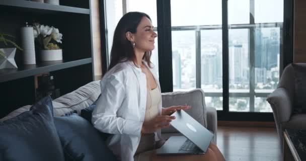 Vrouw Die Bank Zat Sloot Haar Laptop Maakte Haar Werk — Stockvideo
