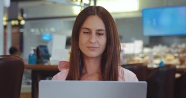 Başlangıç konsepti. Güzel bayan serbest kahve dükkanı sahibi laptop bilgisayarında çalışıyor haberlerin rahat kafesini kontrol ediyor. Başarılı başlangıç sahibi internet taraması yapıyor. Siparişleri kabul ediyor.