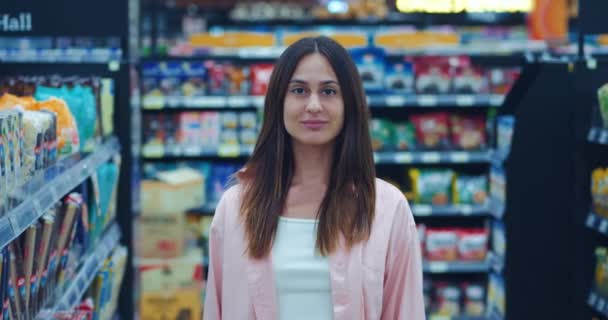 Concepto Compras Cotidianas Retrato Femenino Comprador Visita Supermercado Para Comprar — Vídeos de Stock