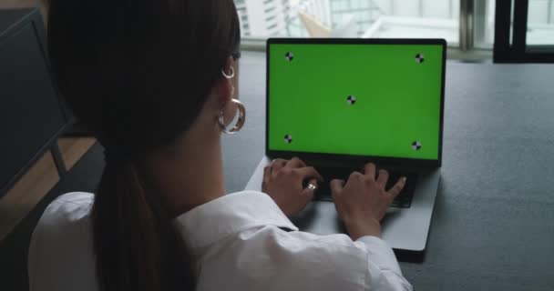 从肩头看自由职业者坐在椅子上工作的商业想法 使用笔记本电脑与绿色屏幕计算机与模拟绿色屏幕彩色键显示 女性搜索网络时使用孤立的Pc — 图库视频影像