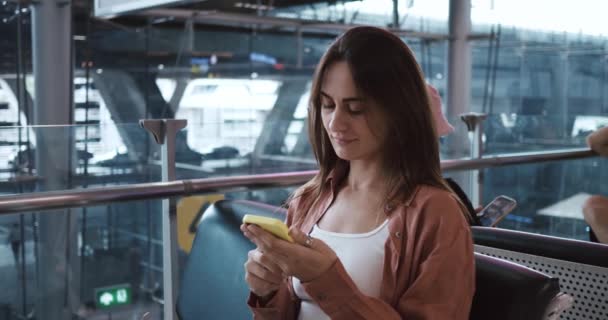 Mulher Lendo Mensagem Texto Sorrindo Aeroporto Turista Feminino Detém Smartphone — Vídeo de Stock
