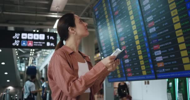 Side View Üzletasszony Nézi Érkezési Indulási Fórumon Repülőtéren Üzletasszony Kezében — Stock videók