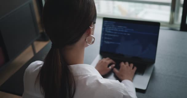 Žena Programátor Psaní Kódu Klávesnici Počítače Vyvinout Nový Aplikační Server — Stock video