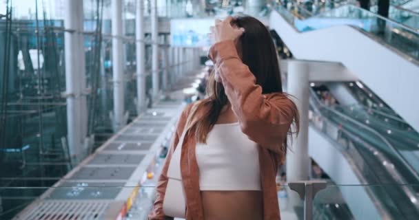 Luchthaventerminal Mooi Glimlachend Vrouw Uitje Concept Vrouw Die Achtergrond Van — Stockvideo
