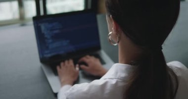 Müşteriler için görünür programlama kodunun olduğu ekranın yakın plan web geliştiricisi. Kadın elleri ekranda kodlama veya web geliştirici html kodlama ve ekran laptopunda programlama. Ofisteki Web geliştiricisi.