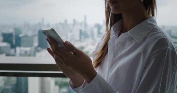 Unrecognizable Woman Holding Smartphone Background Metropolis Concept Modern Technologies Woman — Stock Video