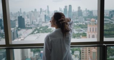 Resmi takım elbiseli bir kadın kariyer fırsatlarını kolluyor. Kariyer fırsatları kavramı. Beyaz tişörtlü bir kadın şehir kariyer fırsatlarının arka planında duruyor..