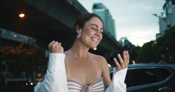 Ευτυχισμένη Γυναίκα Λέει Ναι Στο Σκηνικό Της Πόλης Και Φώτα — Αρχείο Βίντεο