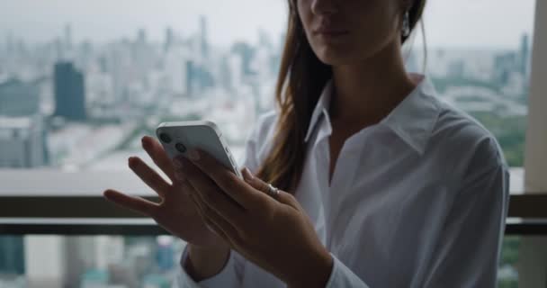 Концепція Особистого Брендингу Бізнес Леді Тримає Телефон Фоні Мегаполісу Розробляє — стокове відео
