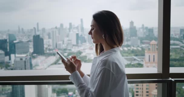 Feminino Terno Formal Segurando Telefone Celular Busca Emprego Tem Correspondência — Vídeo de Stock