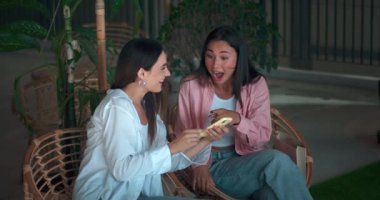 Genç arkadaşlar bankta oturan nişanlı kadınların iletişimi gülümseyen kadınların iletişimi neşe ve saygıyı birbirine karıştırıyor. Kadınların iletişim ilişkileri, arkadaşlık paylaşımları, paylaşılan anları kucaklayan olumlu hayatlar.