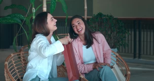 Barátok Padon Felfedik Vásárlásokat Melyeket Vásárlás Öröme Egyesít Joy Shopping — Stock videók