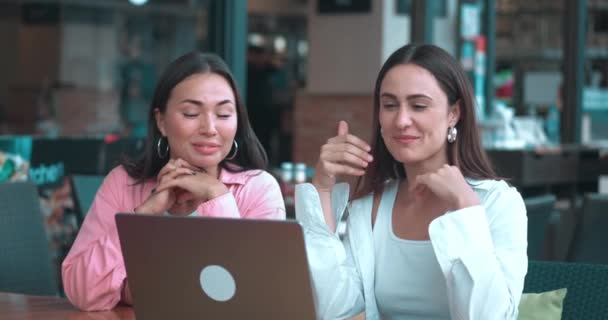 Colegas Mulheres Sentadas Mesa Escritório Trabalho Planejamento Laptop Colegas Mulheres — Vídeo de Stock