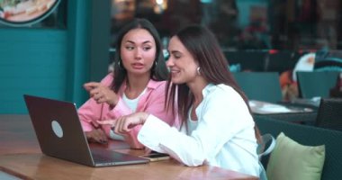 Kadın meslektaşlar ofis bilgisayarlarını açık planlama işine oturttular. Kadın meslektaşlar uzmanlık büyümesini birleştirir. Oturum planlayan kadın meslektaşlar uzmanlık alanlarını birleştirerek iş hedeflerine odaklanırlar.