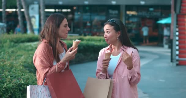 街上吃冰淇淋的妇女因吃冷食而兴高采烈 从冰淇淋中获得的快乐带来的快乐从冰淇淋中获得的快乐表明了快乐的友谊甜蜜的生活 — 图库视频影像
