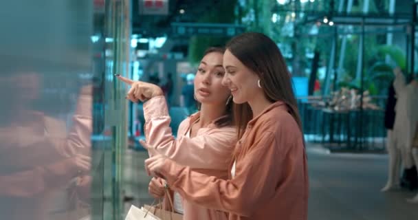 Kobiety Centra Handlowe Patrząc Gabloty Omówić Zakupy Centrum Handlowe Iskrzy — Wideo stockowe