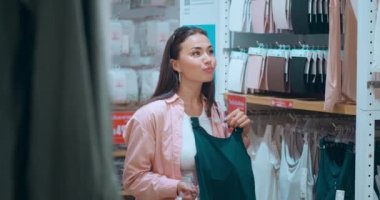 Kadın kıyafetleri üzerine düşünen alışveriş merkezleri modern alışveriş tutkusunu somutlaştırıyor. Kadın kıyafetleri harmanlama tarzı lüks kadın kıyafetleri yaşam tarzı zenginliğinin yansımaları moda kadınlarının modası