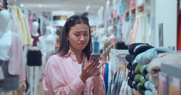 Mujer Pie Centros Comerciales Tienda Vista Cerca Elección Ropa Discutido — Vídeo de stock