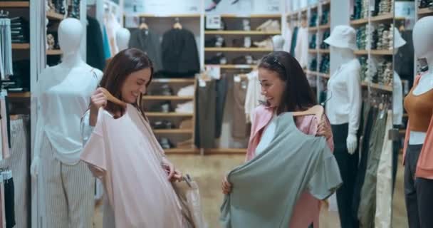Winkelcentrum Vrienden Genieten Van Vrouwen Winkelen Samen Verkennen Mode Vrouwen — Stockvideo