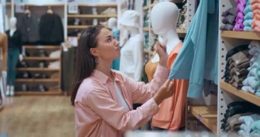 Moda kadın giyim mağazası modern alışveriş trendlerini benimsiyor lüks giyim mağazası stil ve zarafeti simgeliyor. Kıyafet mağazası sembolü, ideal yaşam yeri moda meraklıları.