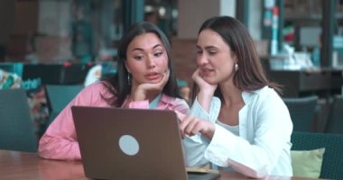 Dizüstü bilgisayarlı kadın iş arkadaşlarıyla yakın planda iş planlarını tartışıyorlar. Kadın meslektaşlar ofisi takım çalışmasını somutlaştırır Kadın meslektaşlar birleşme fikirleriyle karşılaşır çalışma stratejileri