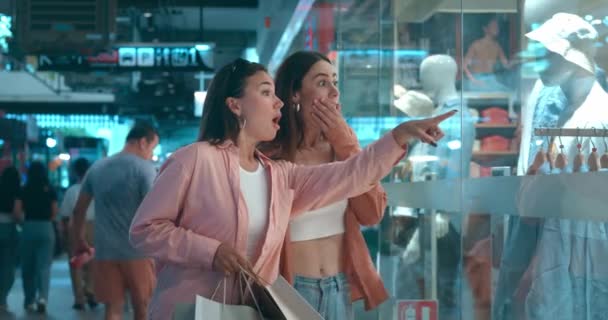 Twee Vrouwen Onderzoeken Vitrines Het Winkelcentrum Bespreken Potentiële Aankopen Showcases — Stockvideo