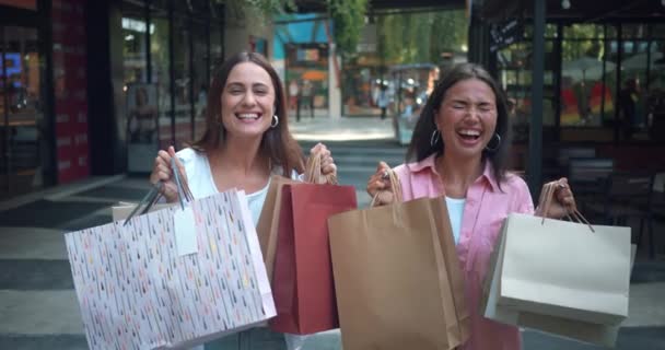 Alışveriş Merkezindeki Arkadaşlar Çantalarını Dolduruyor Parlak Kadınların Duyguları Yüz Ifadeleri — Stok video