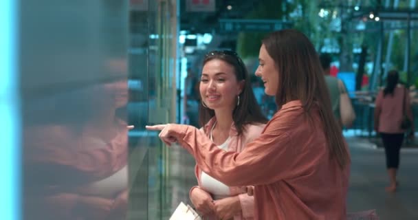 Het Winkelcentrum Vrouwen Onderzoeken Winkelpuien Chat Aankopen Storefronts Tonen Nieuwste — Stockvideo