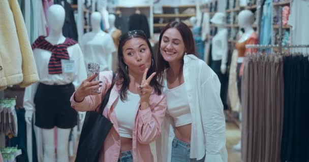 Shopping Amigos Loja Roupas Fazer Selfies Compartilhar Alegria Womens Felicidade — Vídeo de Stock