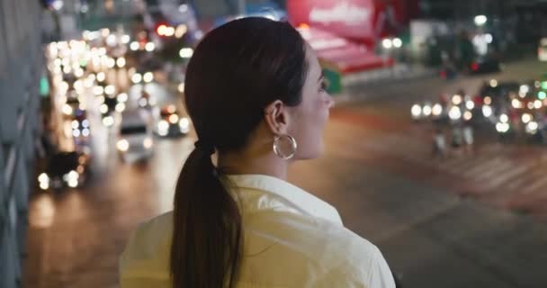 Por Noche Mujer Mira Cerca Bullicioso Tráfico Ciudad Lleno Gente — Vídeos de Stock